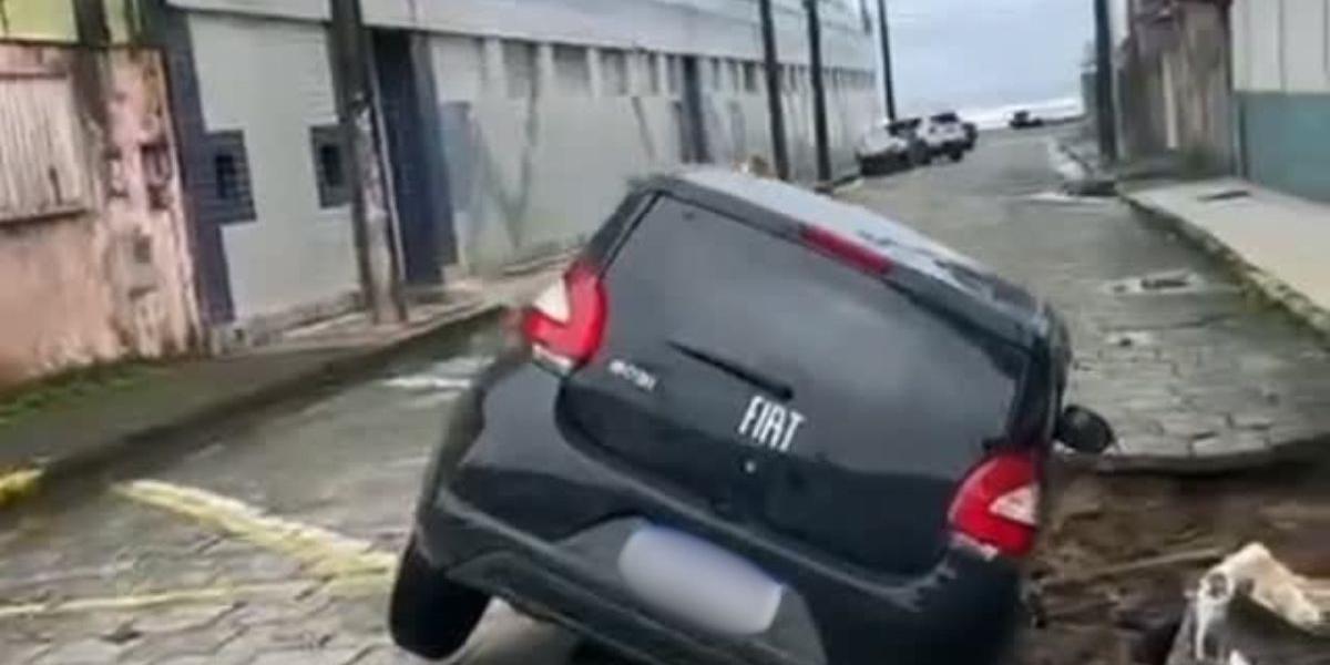 Carro foi engolido por cratera no bairro Praia do Sonho, em Itanhaém