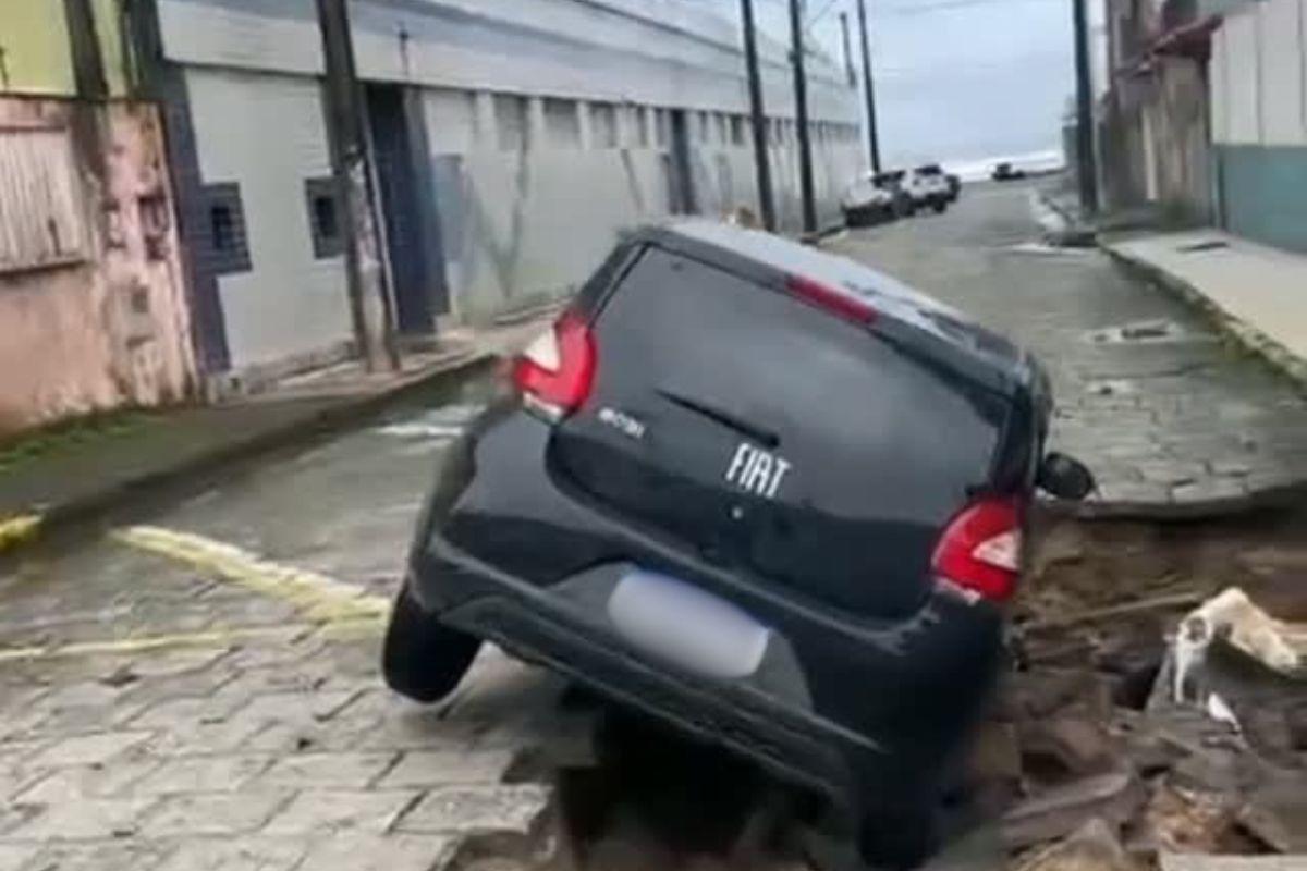 Carro foi engolido por cratera no bairro Praia do Sonho, em Itanhaém