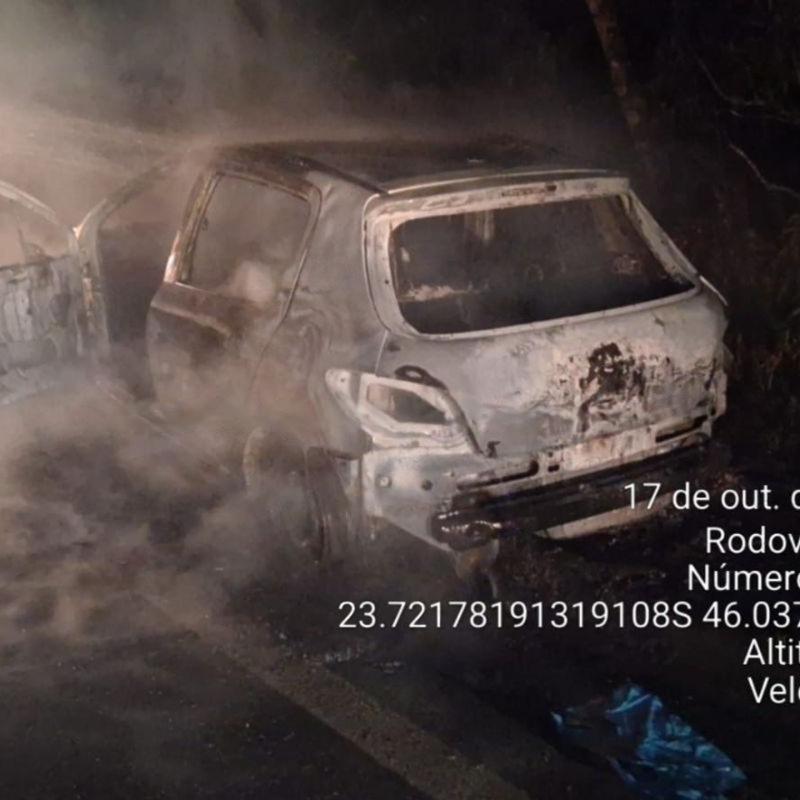 Incêndio destruiu o carro que trafegava pela faixa 1 da rodovia