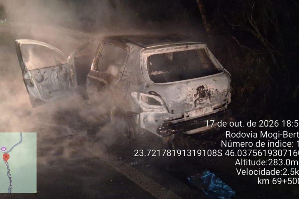 Incêndio destruiu o carro que trafegava pela faixa 1 da rodovia