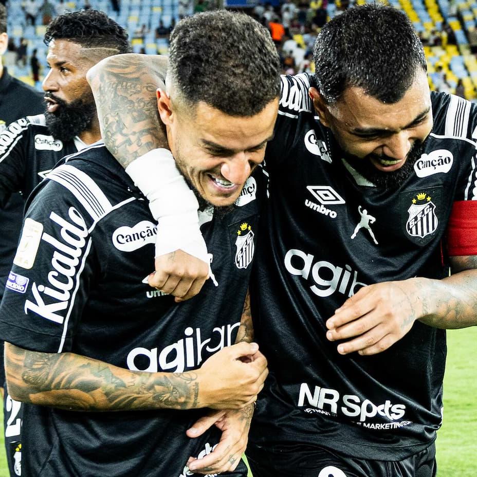 Alto astral alvinegro: Philippe Coutinho e Gabigol comemoram a vitória sobre o Fluminense no Maracanã
