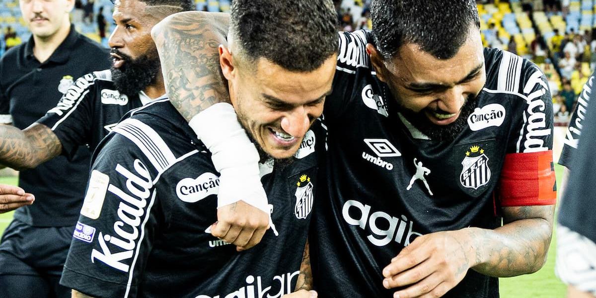 Alto astral alvinegro: Philippe Coutinho e Gabigol comemoram a vitória sobre o Fluminense no Maracanã