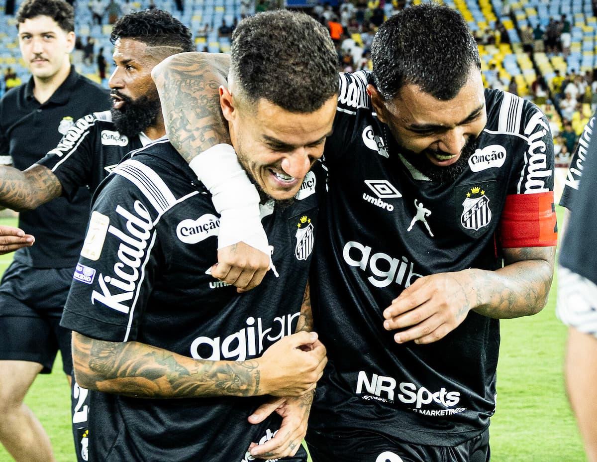 Alto astral alvinegro: Philippe Coutinho e Gabigol comemoram a vitória sobre o Fluminense no Maracanã