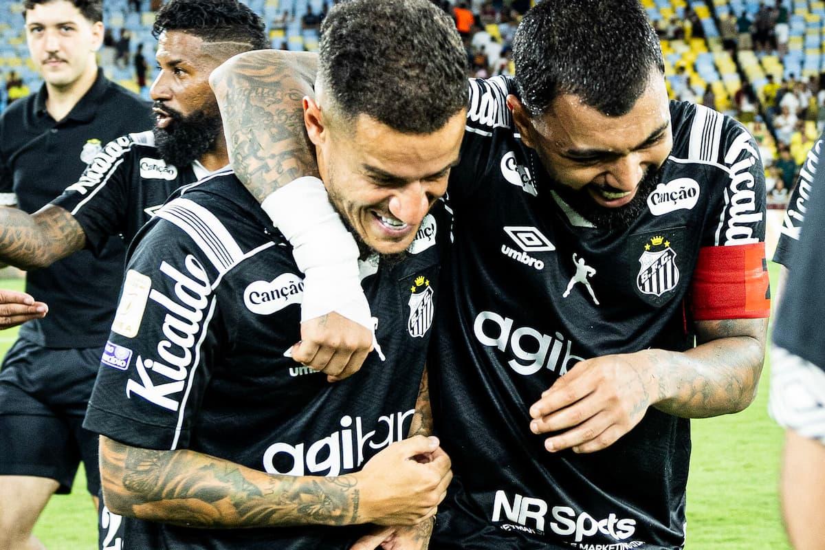 Alto astral alvinegro: Philippe Coutinho e Gabigol comemoram a vitória sobre o Fluminense no Maracanã
