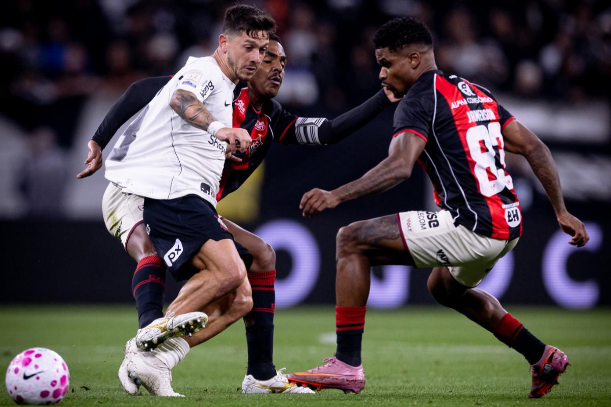 Corinthians tem mais volume, pouco cria, fica no empate com o Vitória e segue colado no Z-4