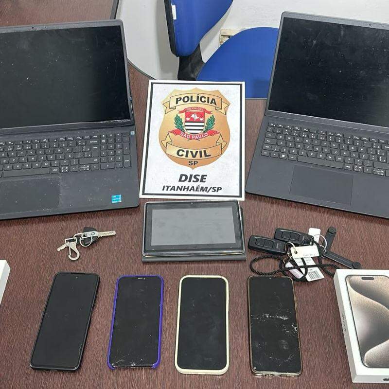 Dise de Itanhaém apreendeu celulares e computadores que estavam com o suspeito, além de uma moto