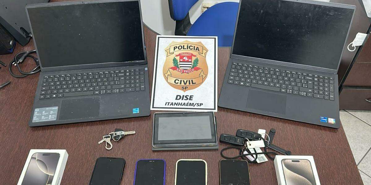 Dise de Itanhaém apreendeu celulares e computadores que estavam com o suspeito, além de uma moto