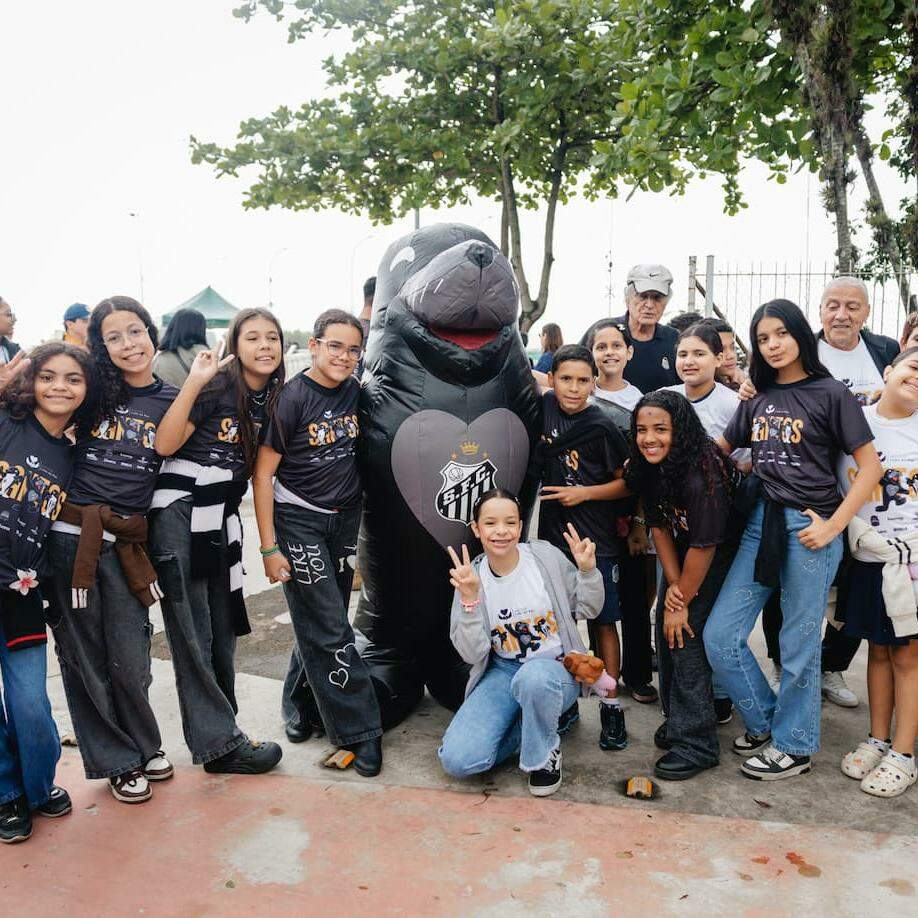 Crianças se divertem com o mascote do instituto, em ações promovidas entre o Santos e os parceiros do projeto