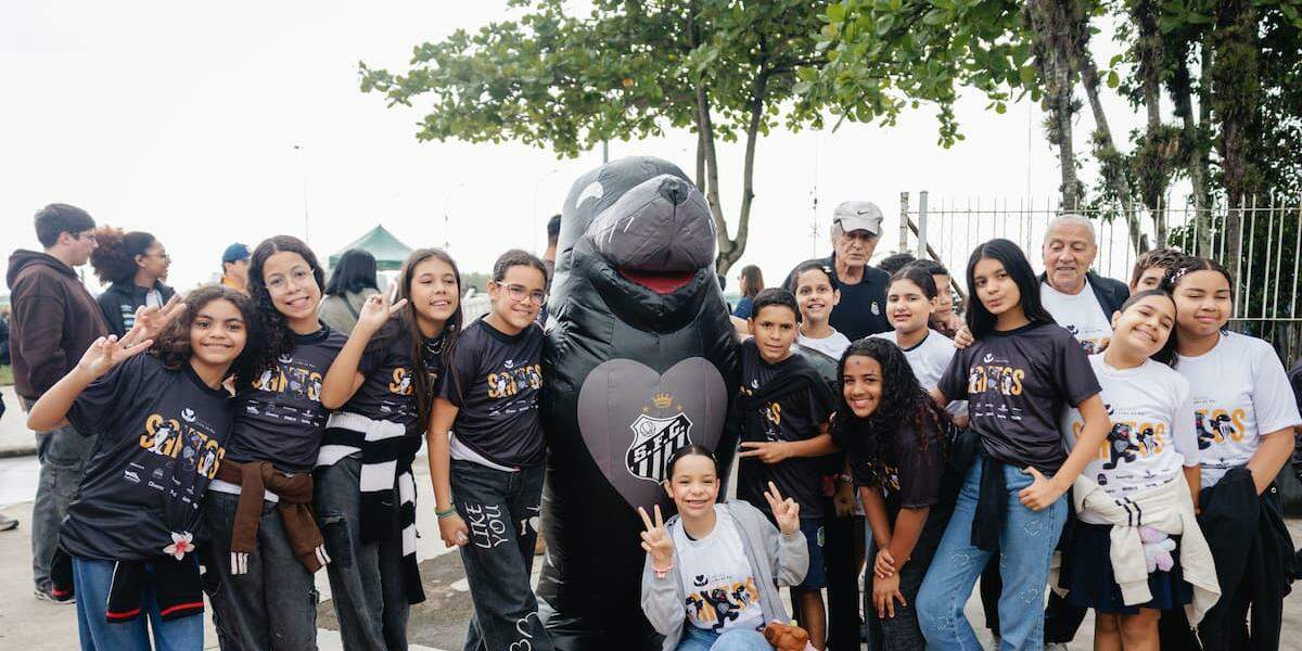 Crianças se divertem com o mascote do instituto, em ações promovidas entre o Santos e os parceiros do projeto