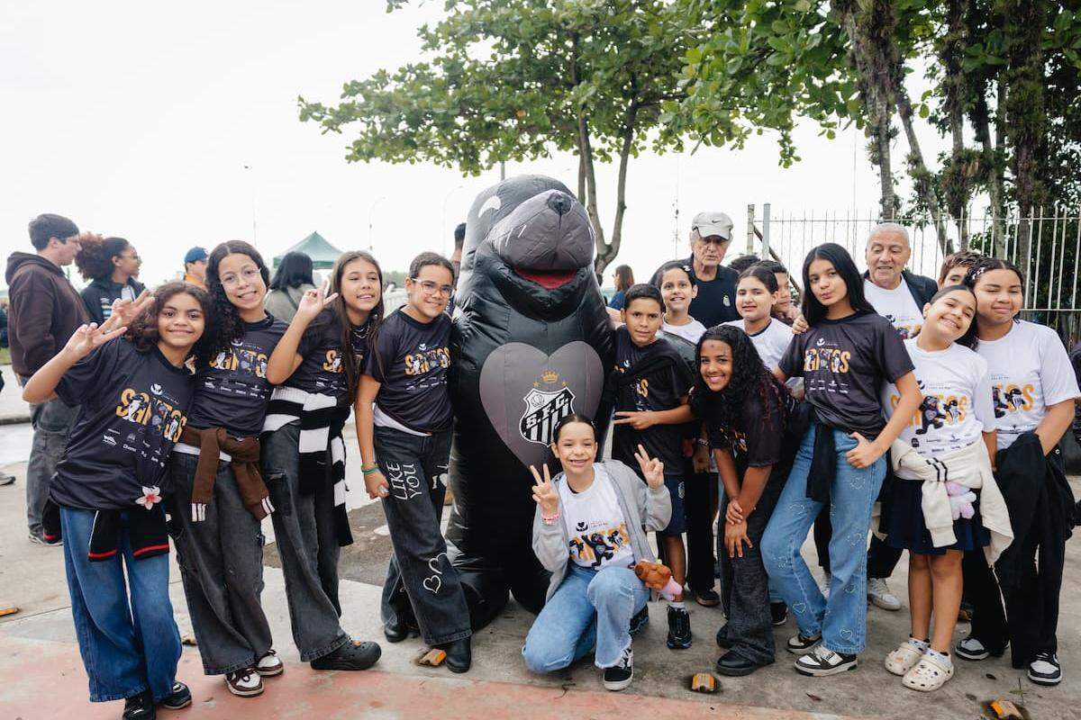 Crianças se divertem com o mascote do instituto, em ações promovidas entre o Santos e os parceiros do projeto