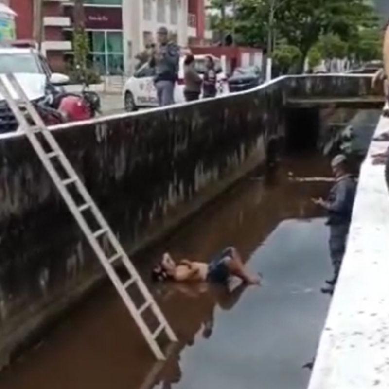 Homem caiu no canal da Avenida Atlântica, em Guarujá