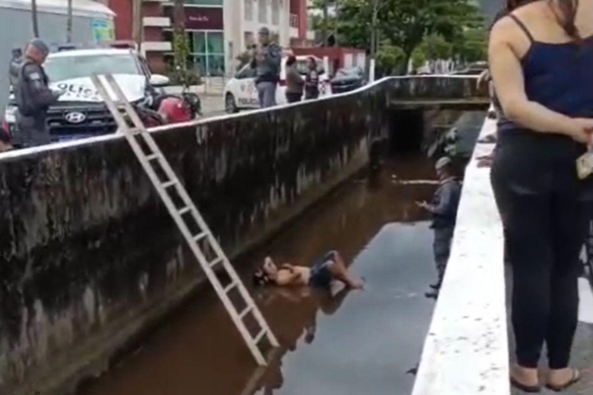Homem caiu no canal da Avenida Atlântica, em Guarujá