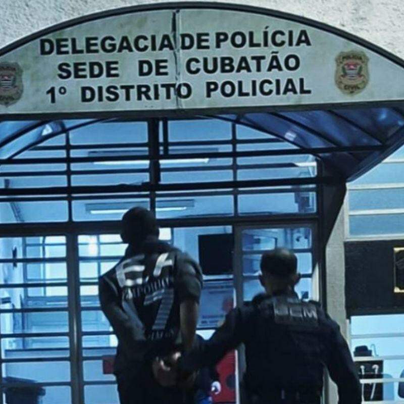 Homem foi levado algemado para o 1° DP de Cubatão