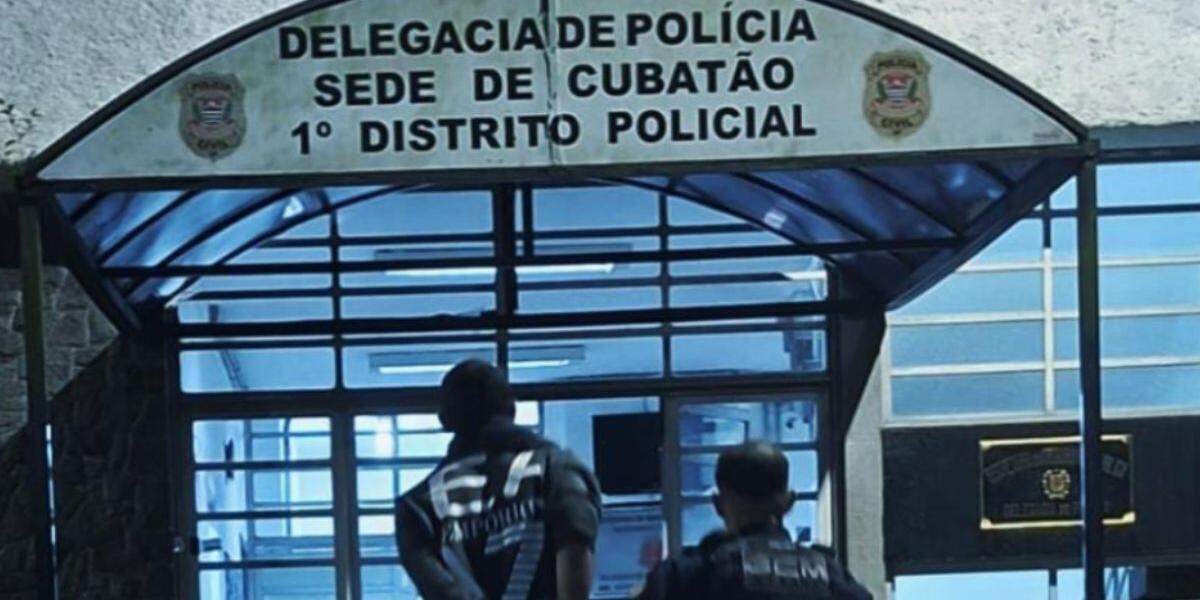 Homem foi levado algemado para o 1° DP de Cubatão