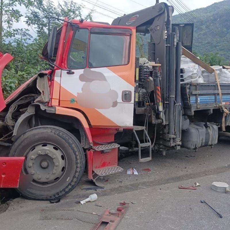 Caminhão ficou destruído com o impacto da colisão