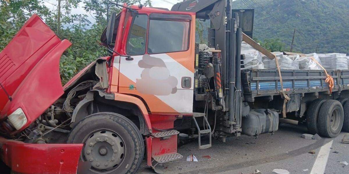 Caminhão ficou destruído com o impacto da colisão