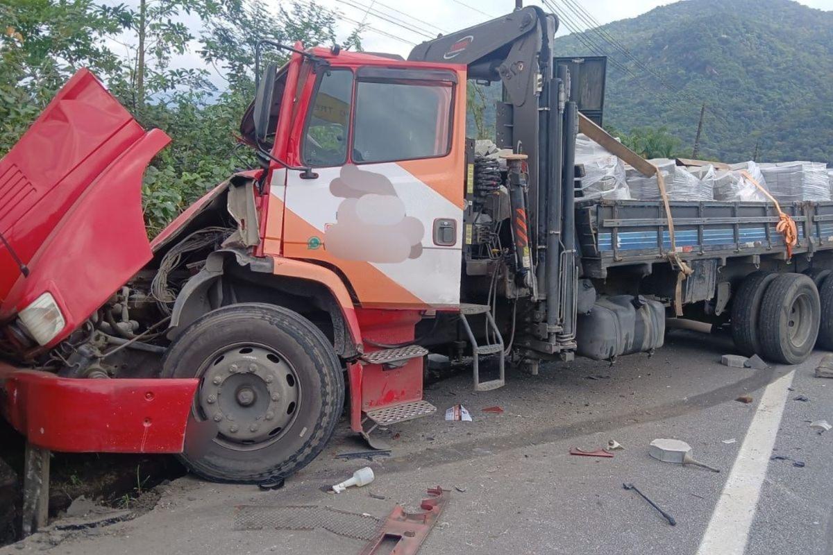 Caminhão ficou destruído com o impacto da colisão