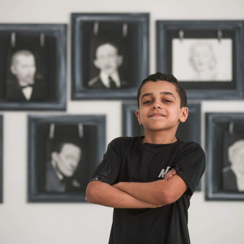 O menino aprendeu a desenhar sozinho, sem frequentar cursos formais ou escolas de arte, começando a produzir suas obras apenas com papel e um lápis simples, usado na escola.