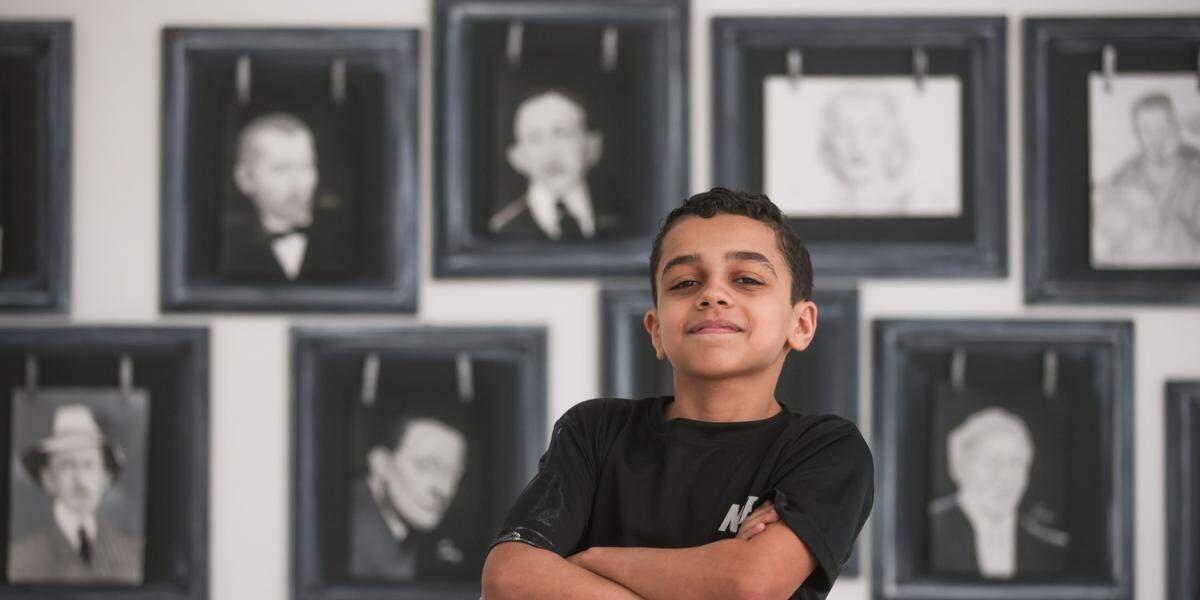 O menino aprendeu a desenhar sozinho, sem frequentar cursos formais ou escolas de arte, começando a produzir suas obras apenas com papel e um lápis simples, usado na escola.