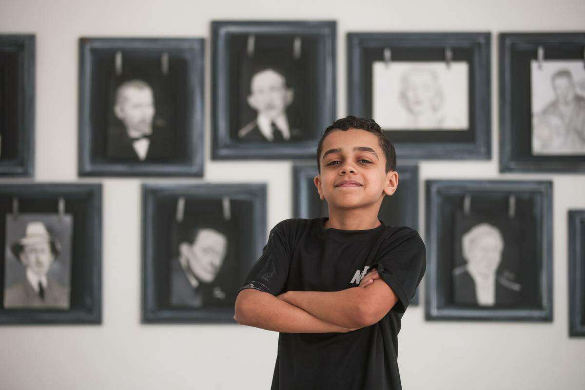 O menino aprendeu a desenhar sozinho, sem frequentar cursos formais ou escolas de arte, começando a produzir suas obras apenas com papel e um lápis simples, usado na escola.