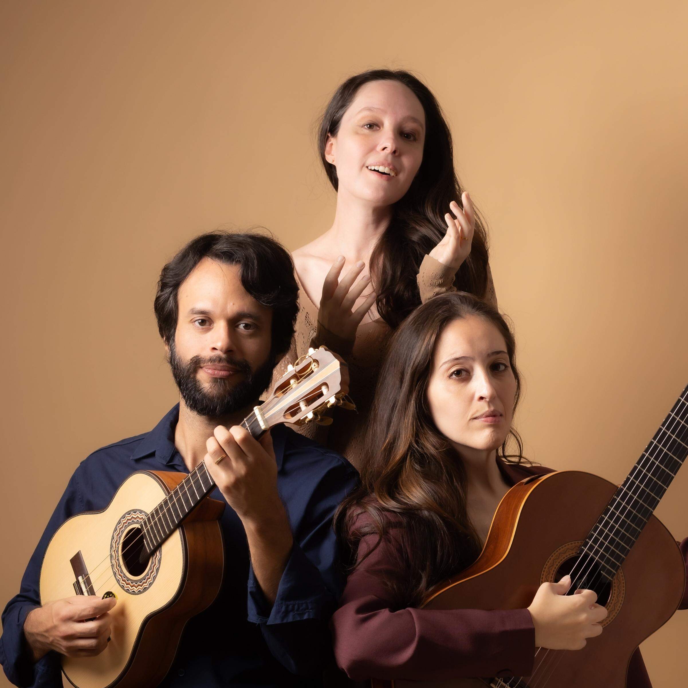 As irmãs Rafaela e Marcela Backer e Thales Nunes se apresentam