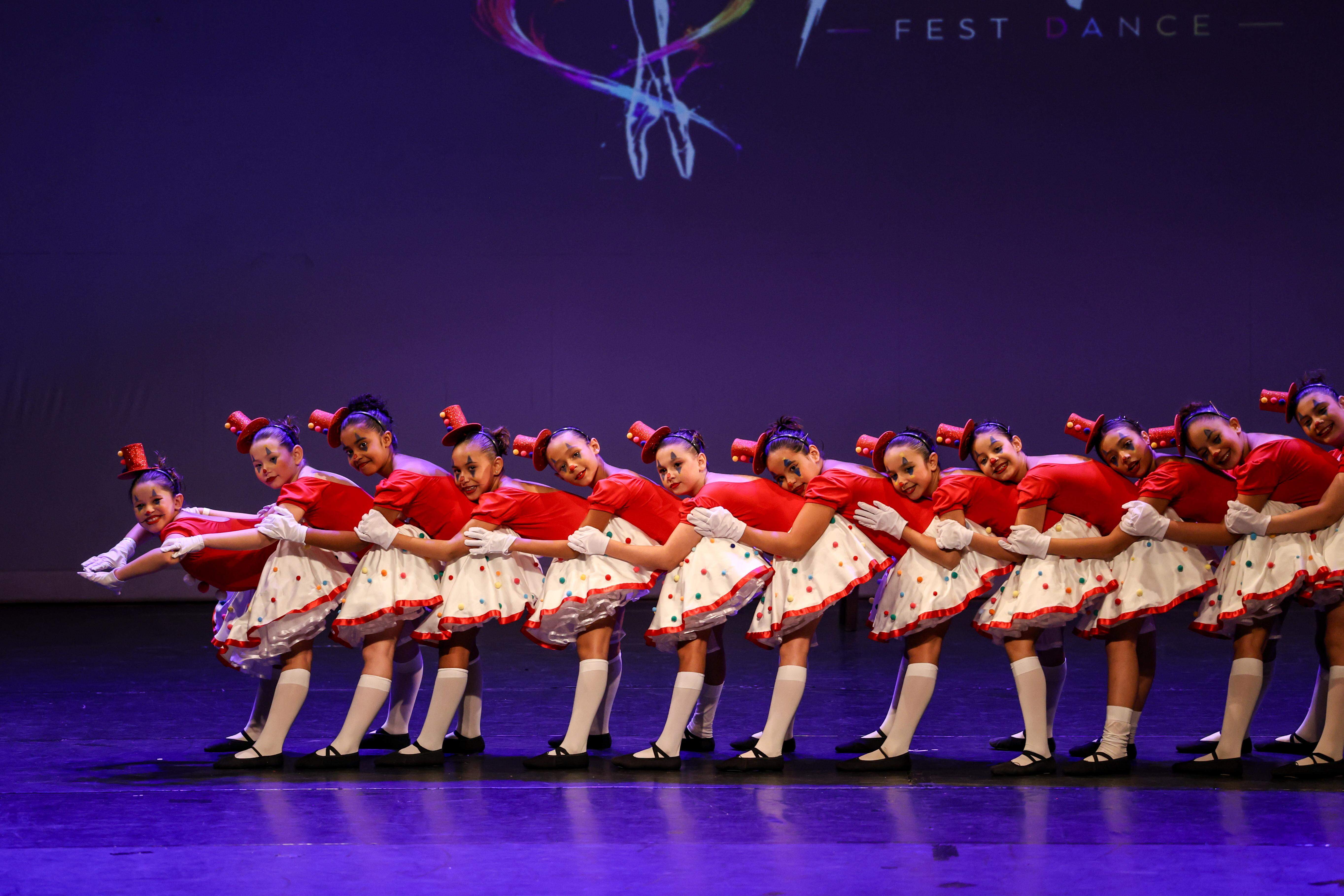 É Hora de Palhaçada, com bailarinas com idade de 9 a 12 anos, é a coreografia que fará as dançarinas representarem o Brasil em final no Chile