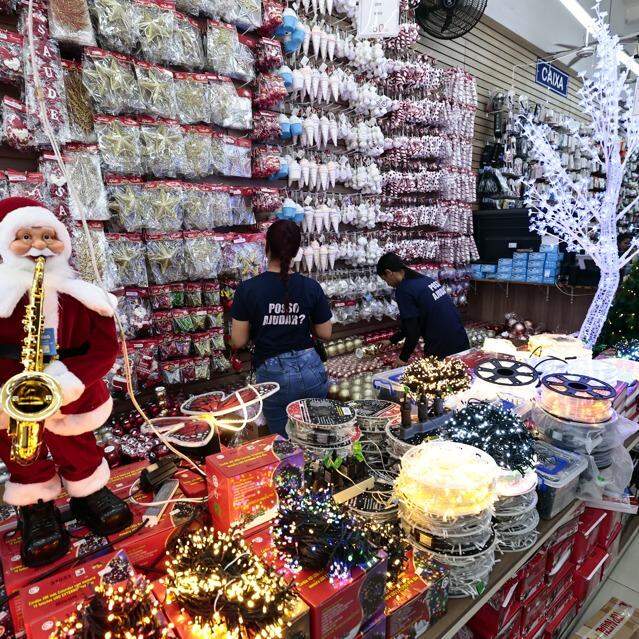 A cerca de dois meses do Natal, comércio de Santos começa a entrar no clima das festas de fim de ano