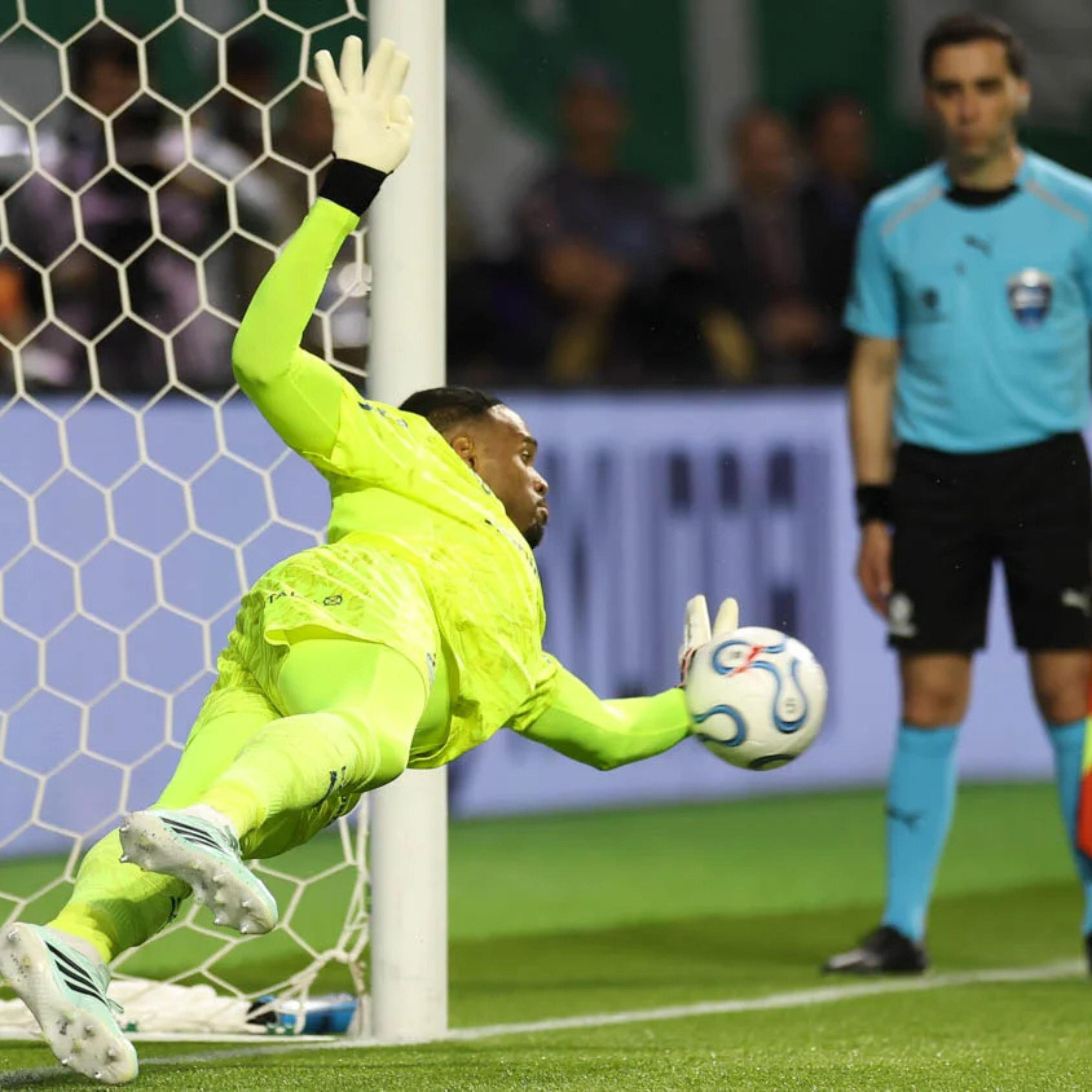 Carlos Miguel decide duas disputas por pênaltis e iguala marca de Weverton pelo Palmeiras