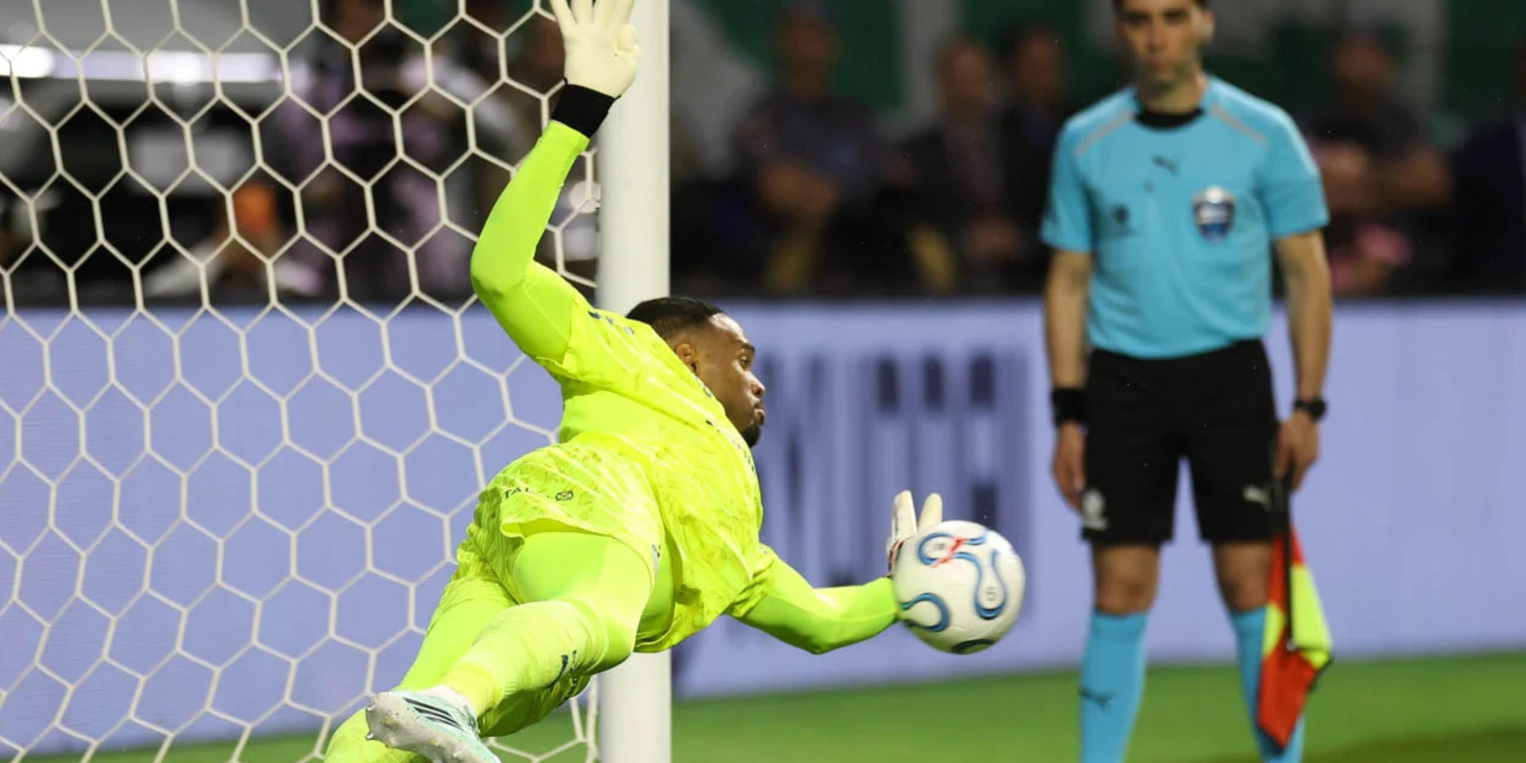 Carlos Miguel decide duas disputas por pênaltis e iguala marca de Weverton pelo Palmeiras