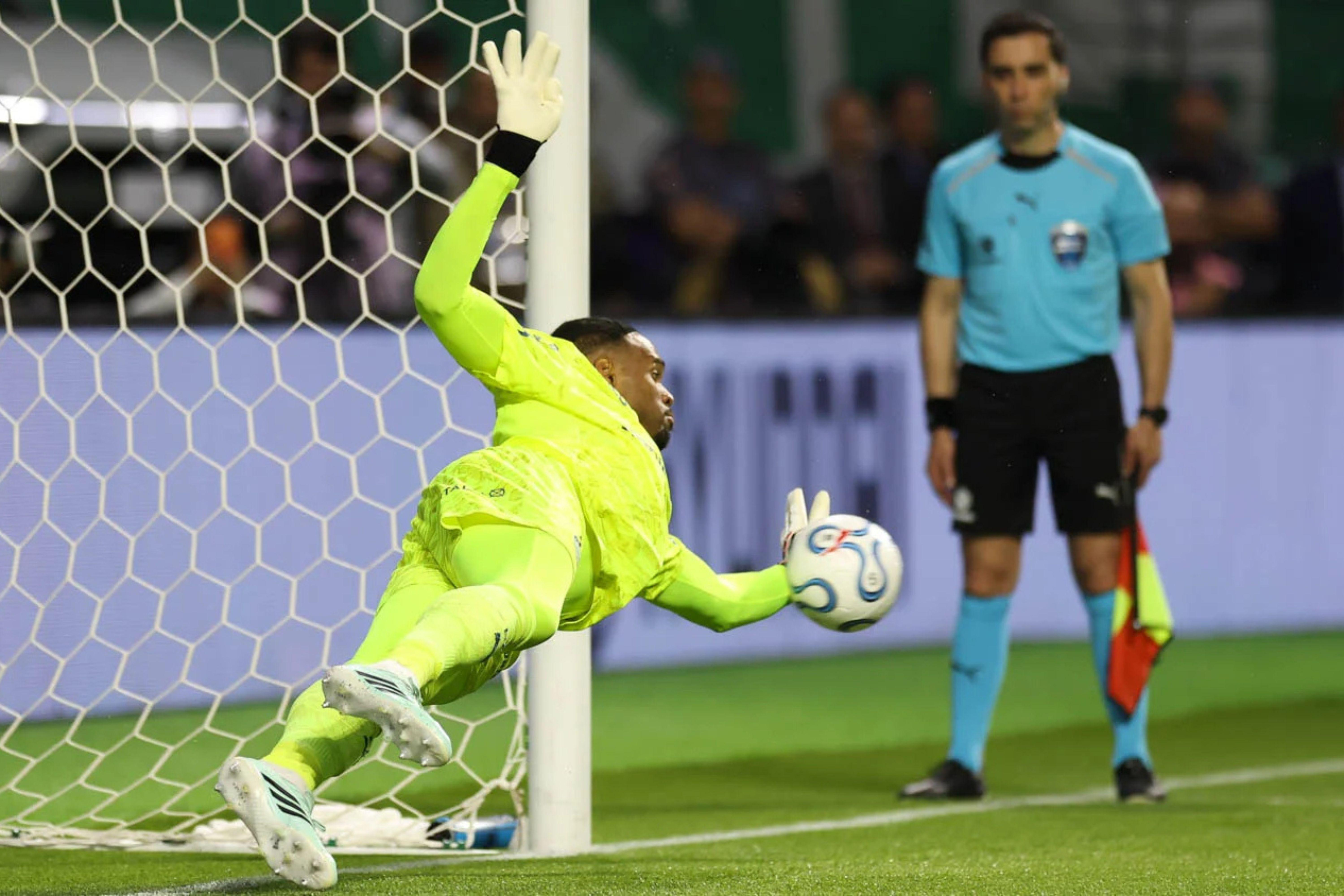 Carlos Miguel decide duas disputas por pênaltis e iguala marca de Weverton pelo Palmeiras