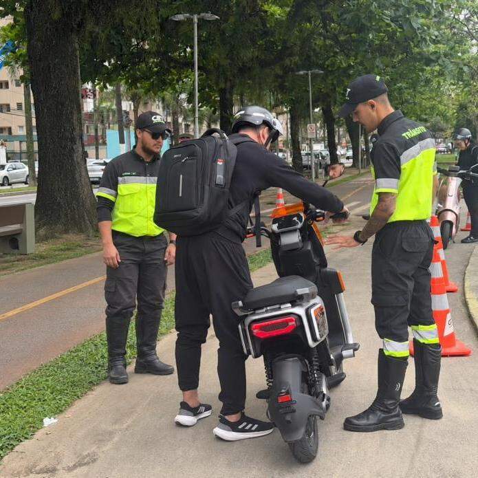 Nas averiguações dos veículos, as equipes da CET em Santos utilizam trenas para conferir se eles atendem às dimensões estabelecidas na legislação para equipamentos de mobilidade individual autopropelidos