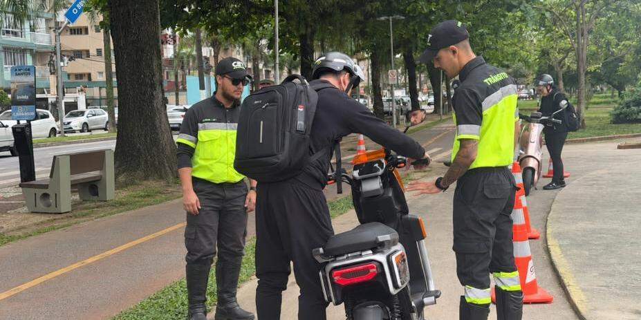 Nas averiguações dos veículos, as equipes da CET em Santos utilizam trenas para conferir se eles atendem às dimensões estabelecidas na legislação para equipamentos de mobilidade individual autopropelidos