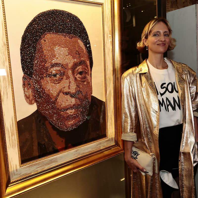 Milena ZeVu e o quadro de Pelé, produzido com uma técnica exclusiva criada pela artista, que usou cristais Swarovski e tinta acrílica