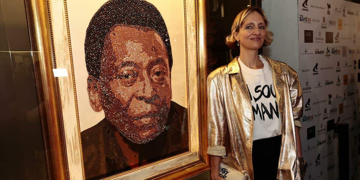 Milena ZeVu e o quadro de Pelé, produzido com uma técnica exclusiva criada pela artista, que usou cristais Swarovski e tinta acrílica