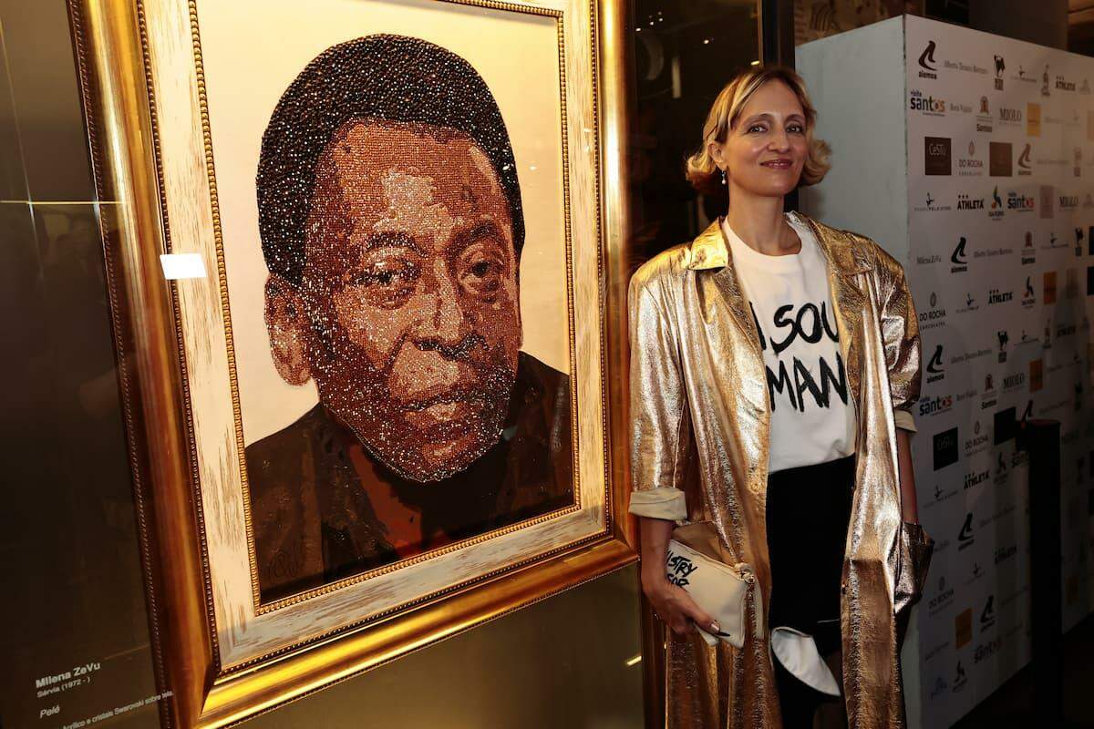 Milena ZeVu e o quadro de Pelé, produzido com uma técnica exclusiva criada pela artista, que usou cristais Swarovski e tinta acrílica