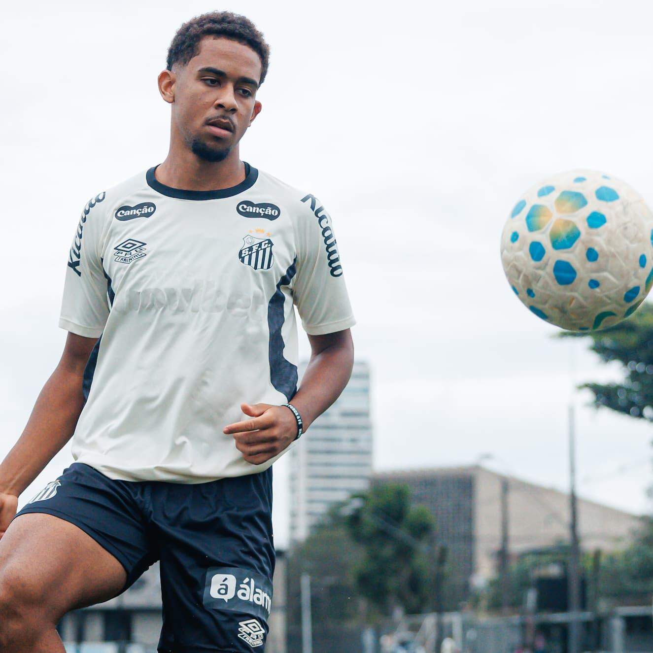 João Alencar pode fazer o primeiro jogo no time titular profissional, substituindo Lucas Veríssimo