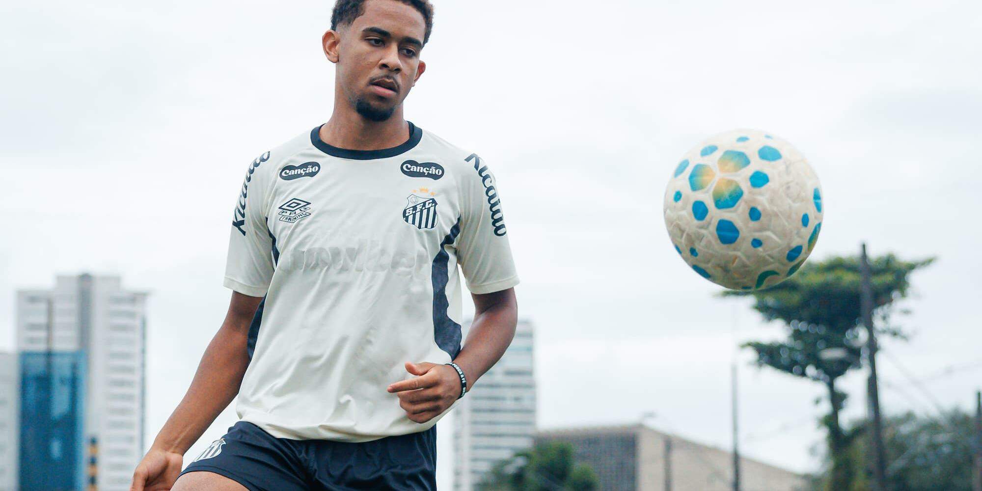 João Alencar pode fazer o primeiro jogo no time titular profissional, substituindo Lucas Veríssimo