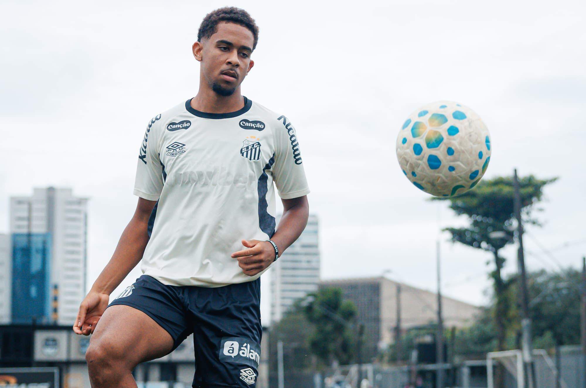 João Alencar pode fazer o primeiro jogo no time titular profissional, substituindo Lucas Veríssimo