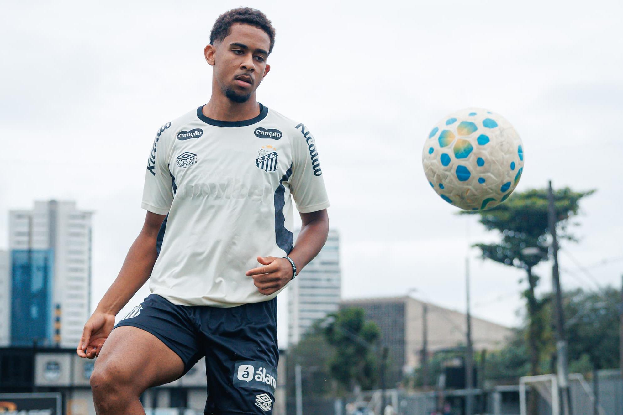 João Alencar pode fazer o primeiro jogo no time titular profissional, substituindo Lucas Veríssimo