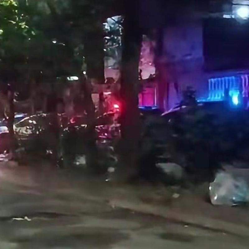 Os policiais encontraram diversas pessoas exaltadas e intervieram para controlar a situação