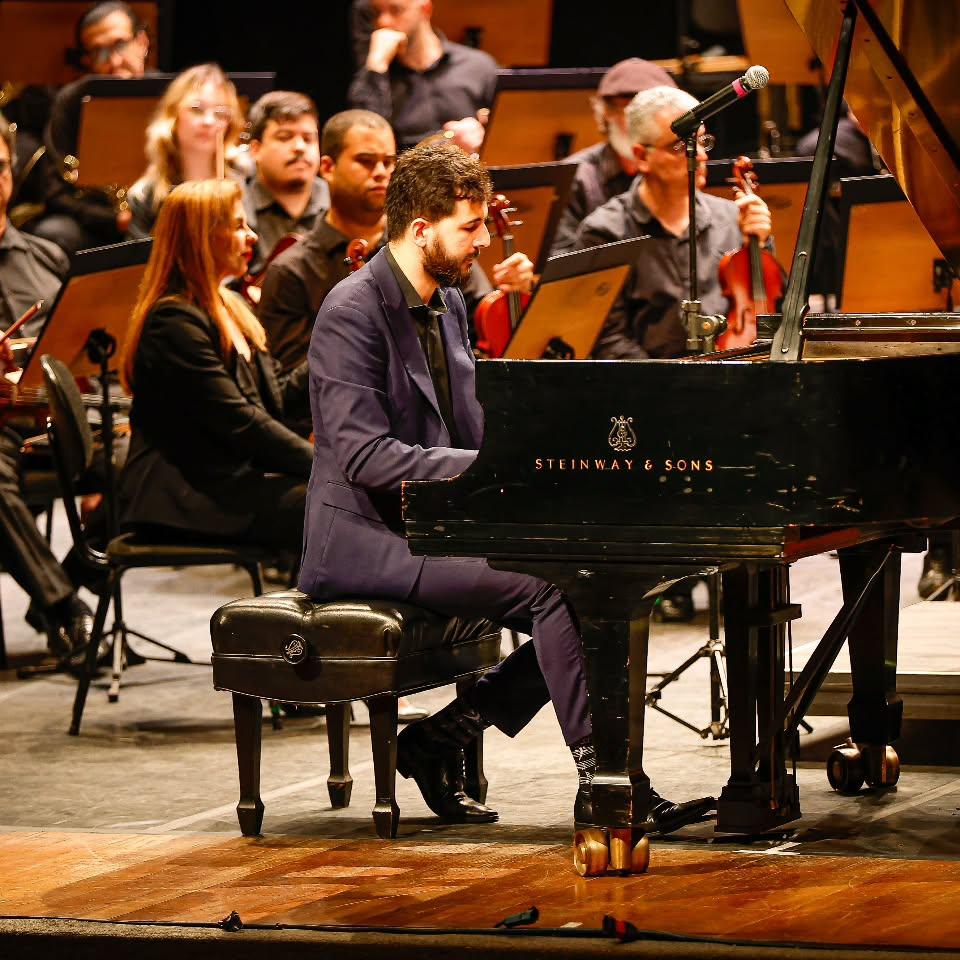 Daniel em apresentação com a orquestra municipal de Santos