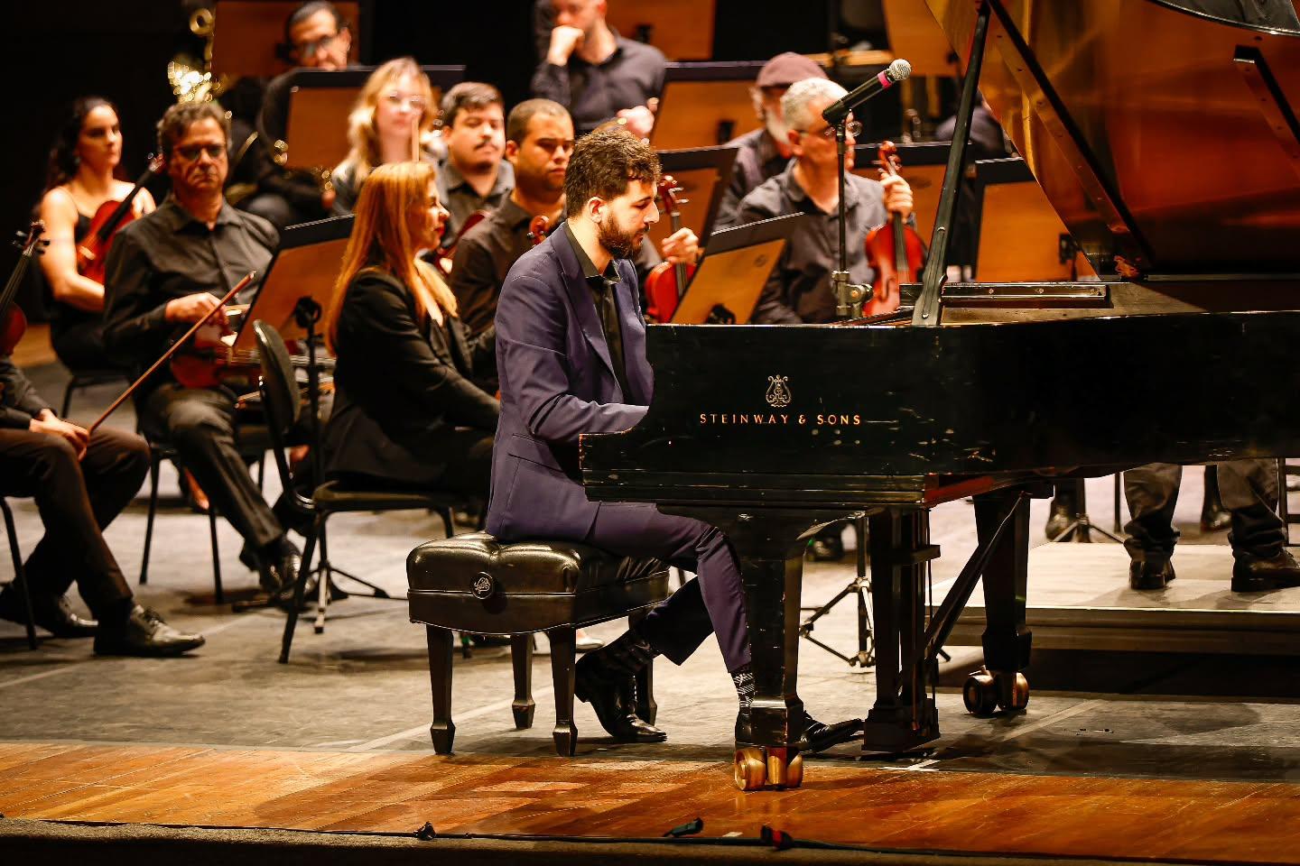 Daniel em apresentação com a orquestra municipal de Santos
