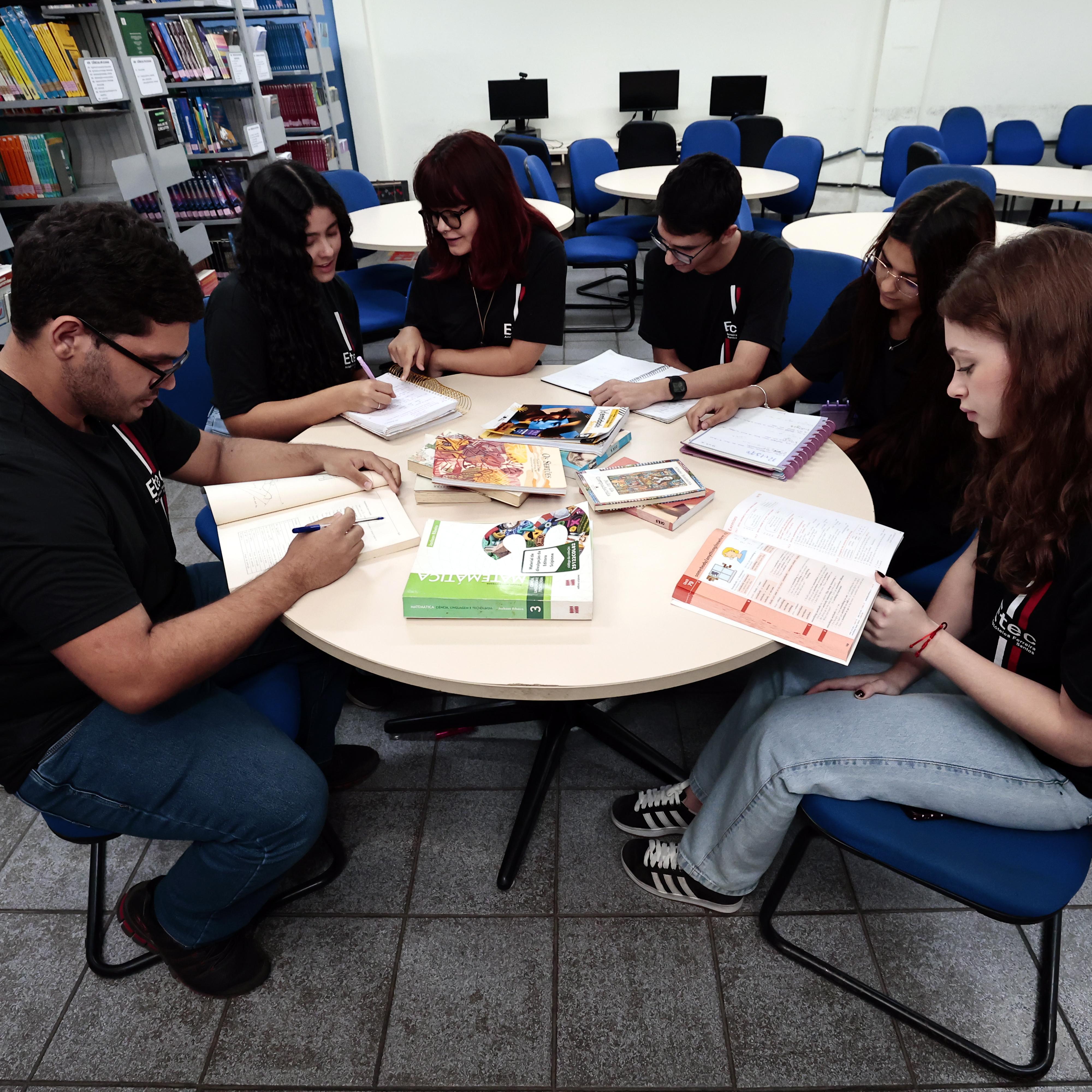 A Tribuna esteve na Etec Aristóteles Ferreira, na Aparecida, em Santos, e conversou com alunos do 3º ano do Ensino Médio: expectativa