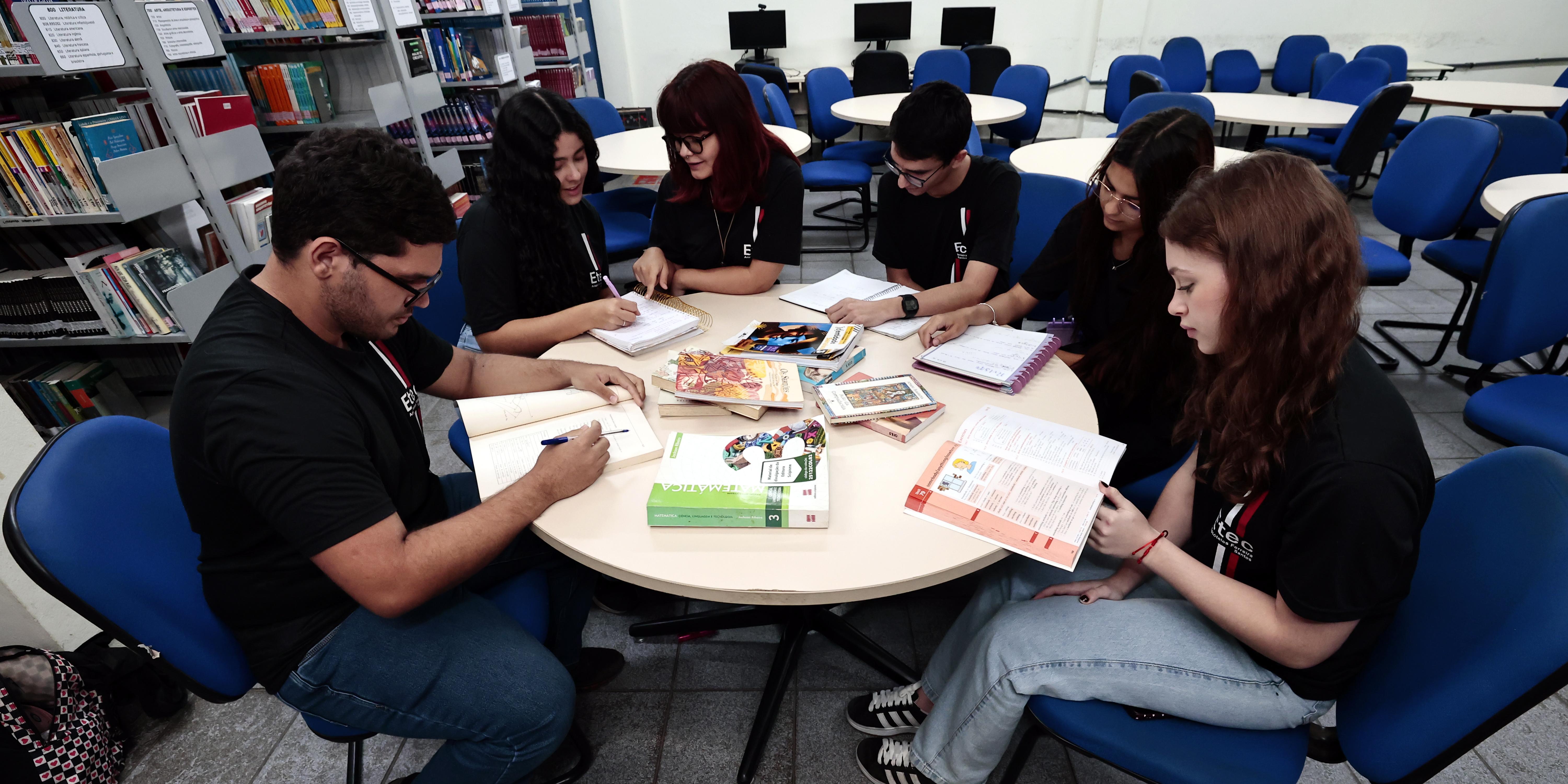 A Tribuna esteve na Etec Aristóteles Ferreira, na Aparecida, em Santos, e conversou com alunos do 3º ano do Ensino Médio: expectativa