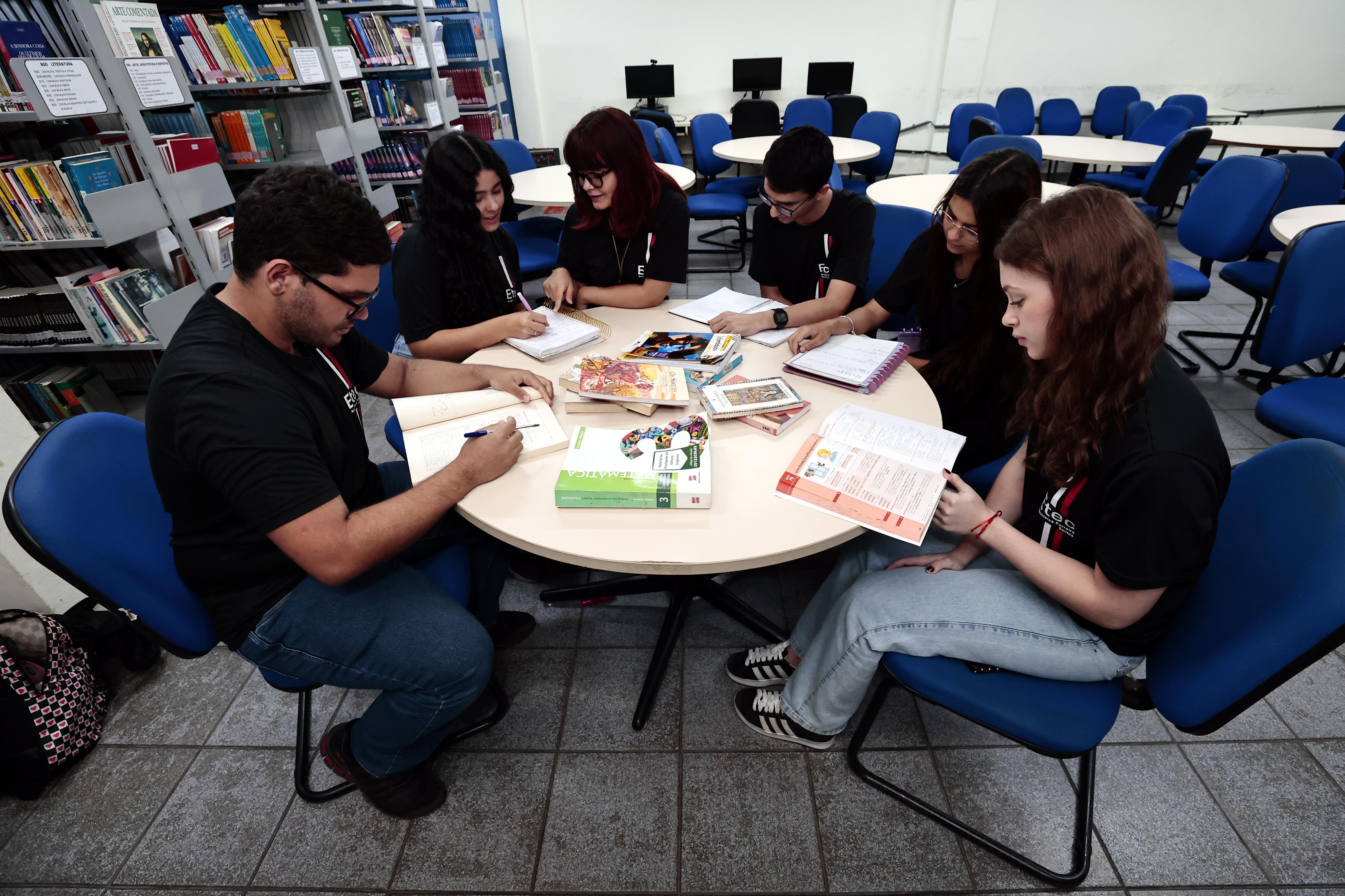 A Tribuna esteve na Etec Aristóteles Ferreira, na Aparecida, em Santos, e conversou com alunos do 3º ano do Ensino Médio: expectativa