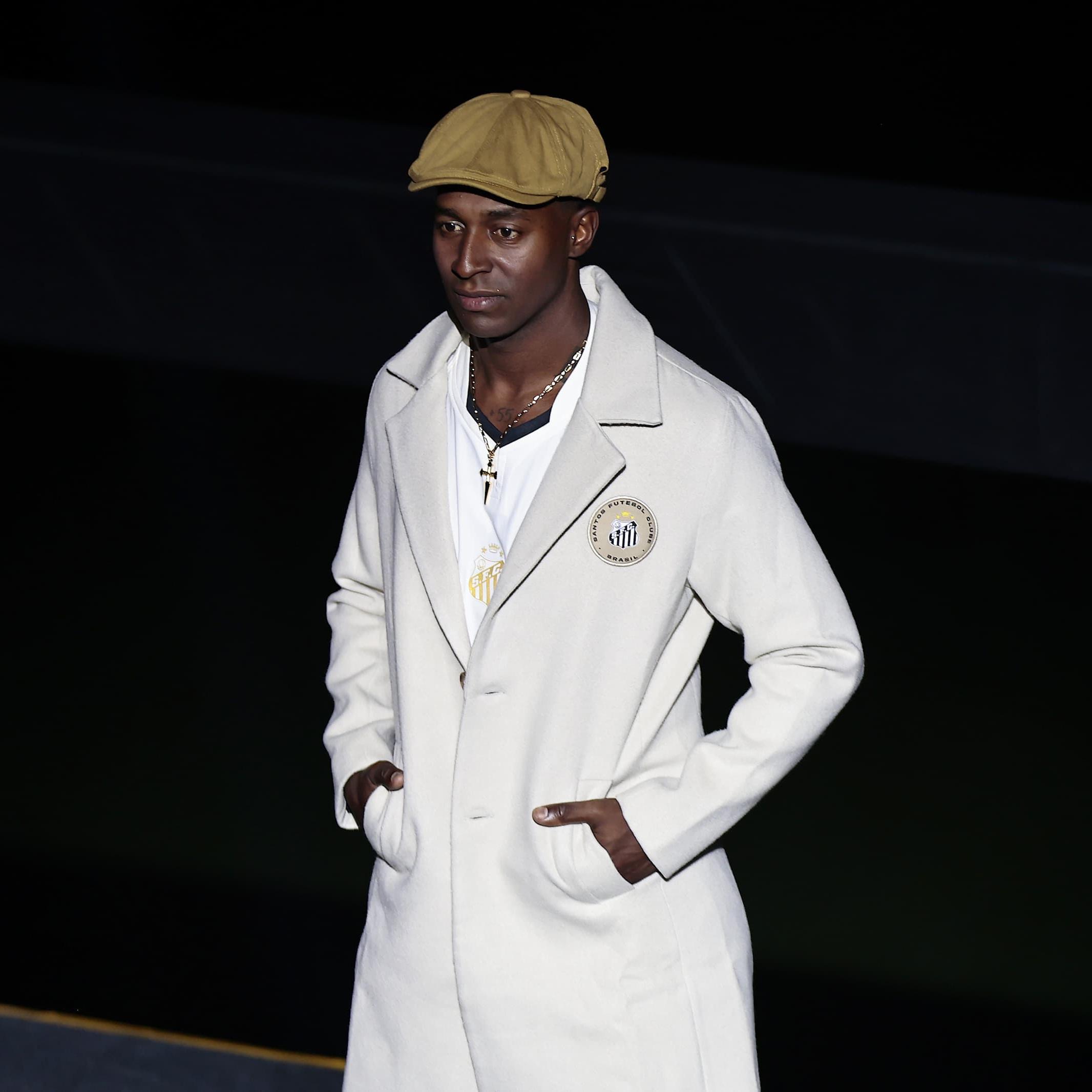 O ator Lucas Agrícola, que interpretou Pelé na série 'Brasil 70: A Saga do Tri', participou do desfile em homenagem ao Rei