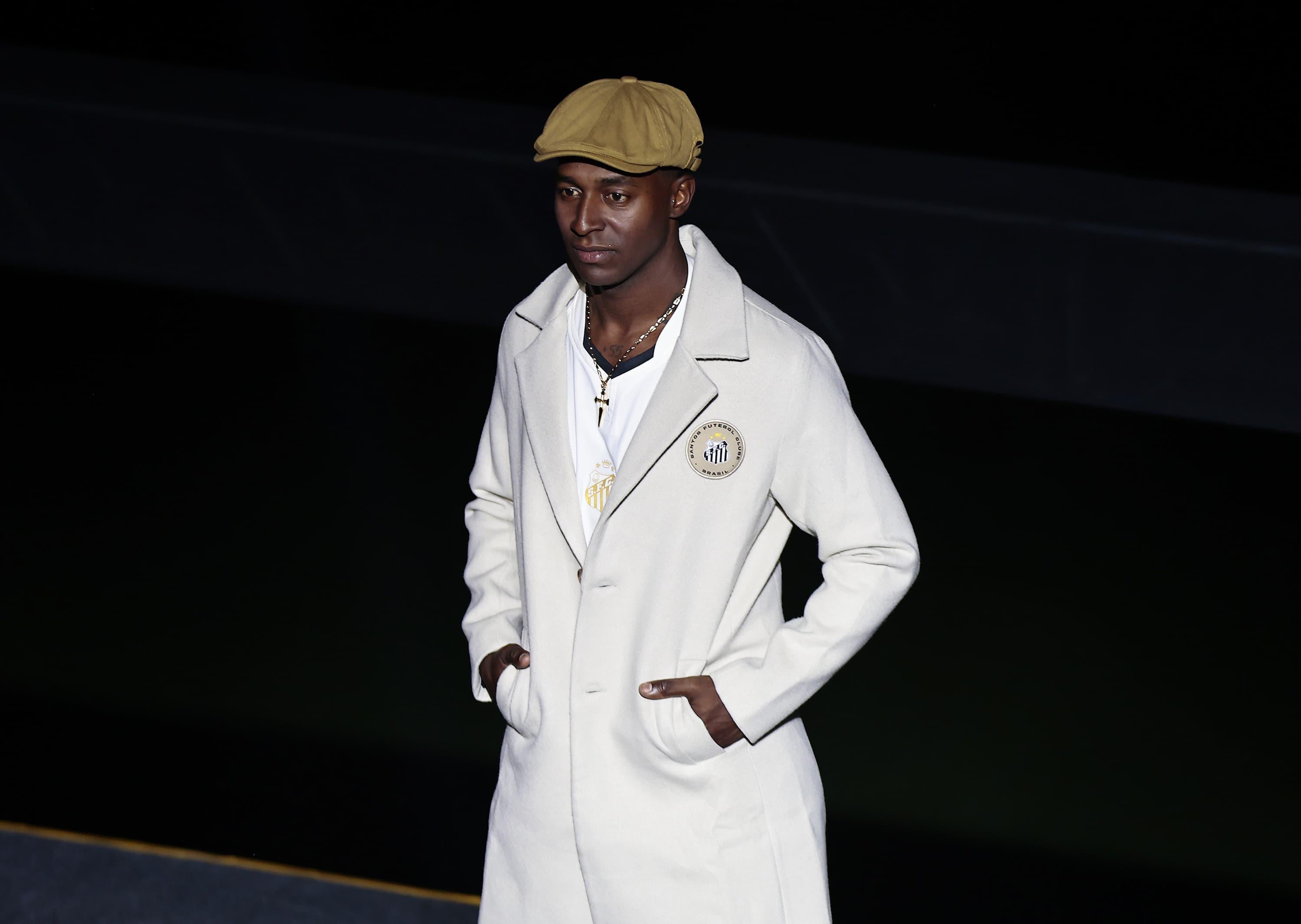 O ator Lucas Agrícola, que interpretou Pelé na série 'Brasil 70: A Saga do Tri', participou do desfile em homenagem ao Rei