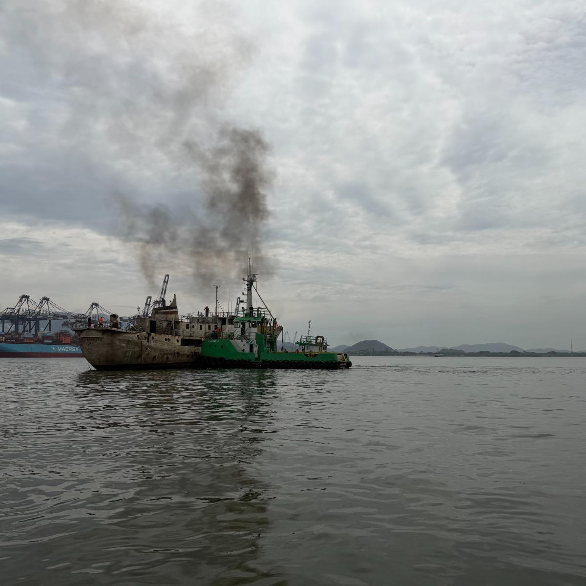 Quatro rebocadores conduziram navio pelo canal do Porto de Santos em pouco mais de uma hora e meia