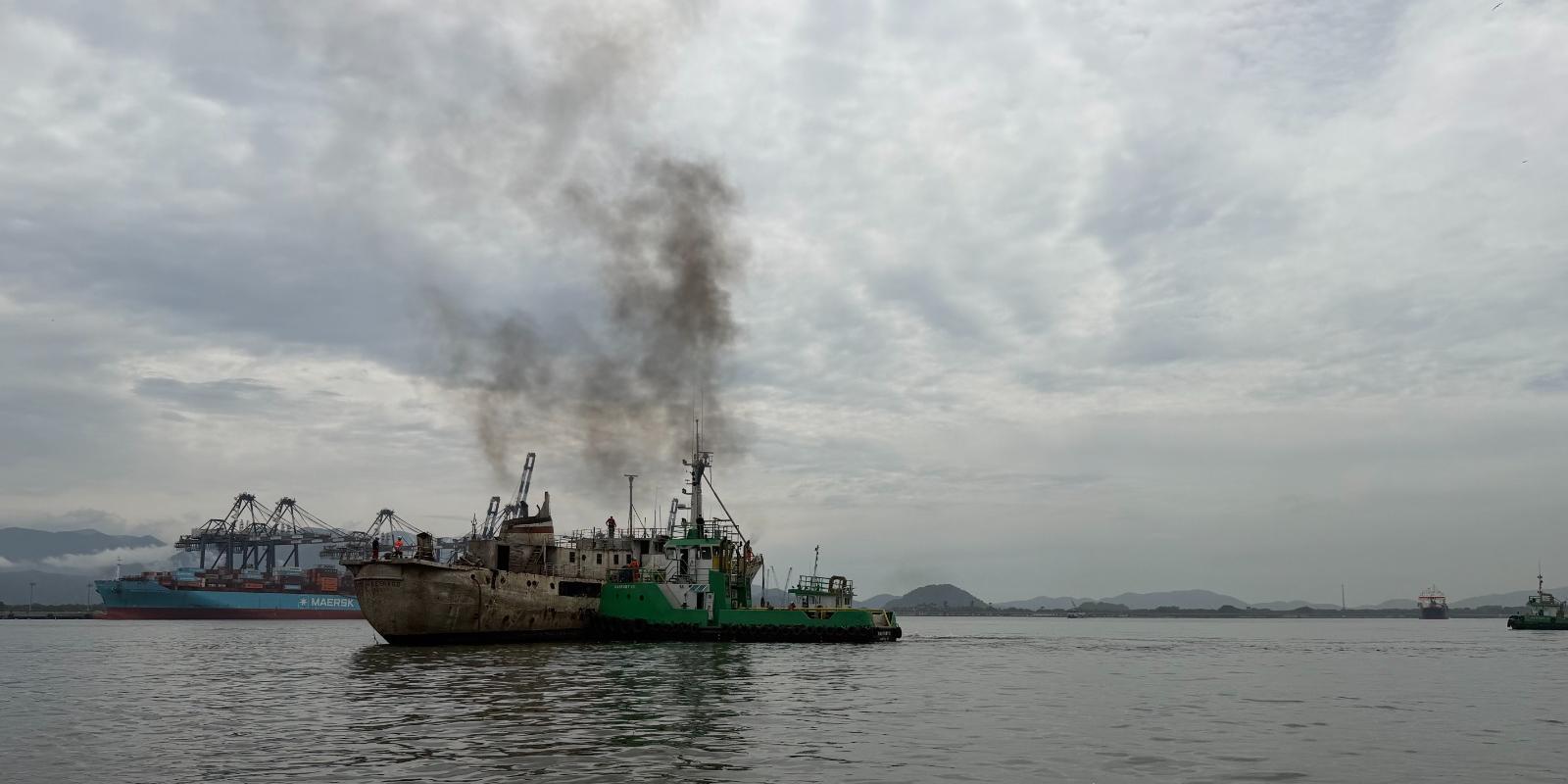 Quatro rebocadores conduziram navio pelo canal do Porto de Santos em pouco mais de uma hora e meia