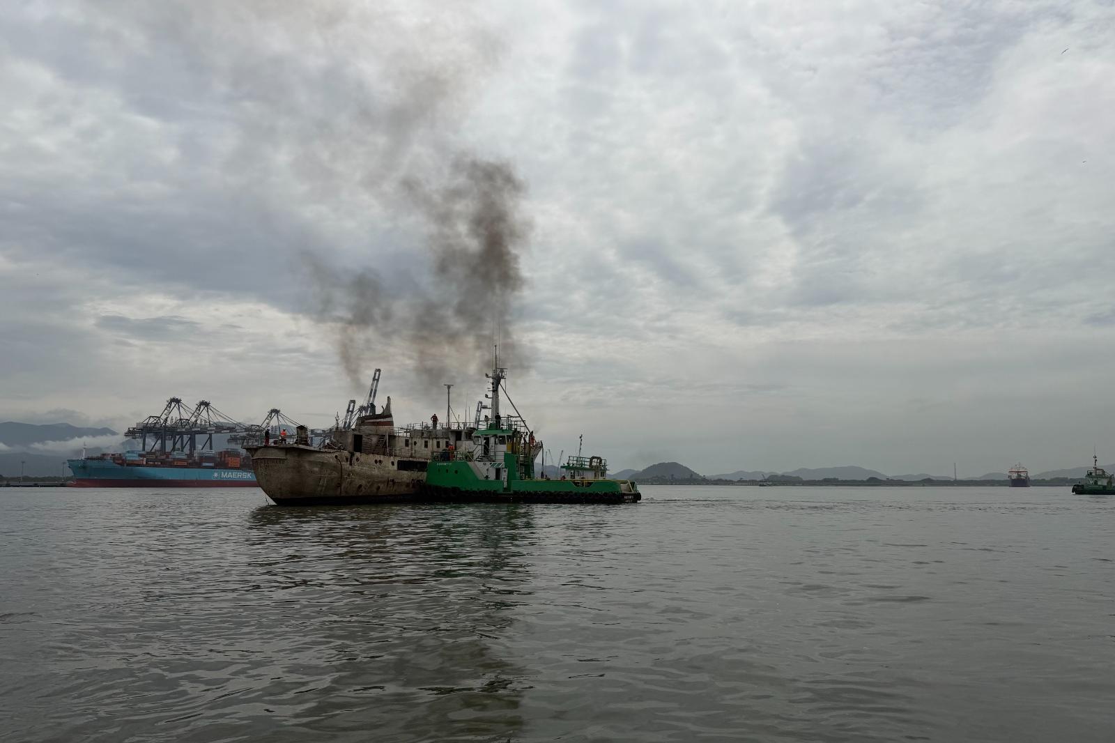 Quatro rebocadores conduziram navio pelo canal do Porto de Santos em pouco mais de uma hora e meia